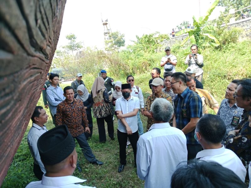 SIDANG DI TEMPAT: Majelis hakim perkara korupsi kapal TBM Kota Mojokerto Rp 2,5 miliar ketika menggelar sidang pemeriksaan setempat di lokasi proyek di Kelurahan Pulorejo, Kecamatan Prajurit Kulon.