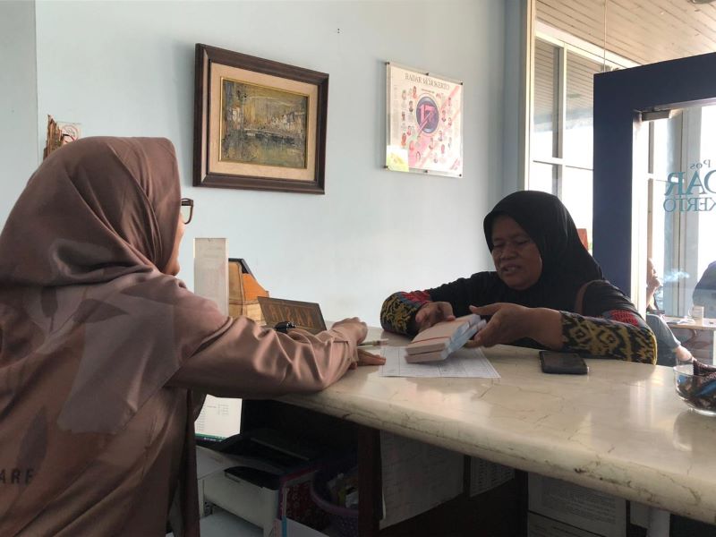 GRATIS: Perwakilan peserta event Mlaku Bareng Gus Bupati dan Forkopimda Kabupaten Mojokerto mengambil kupon di kantor Jawa Pos Radar Mojokerto, Kamis (23/10).