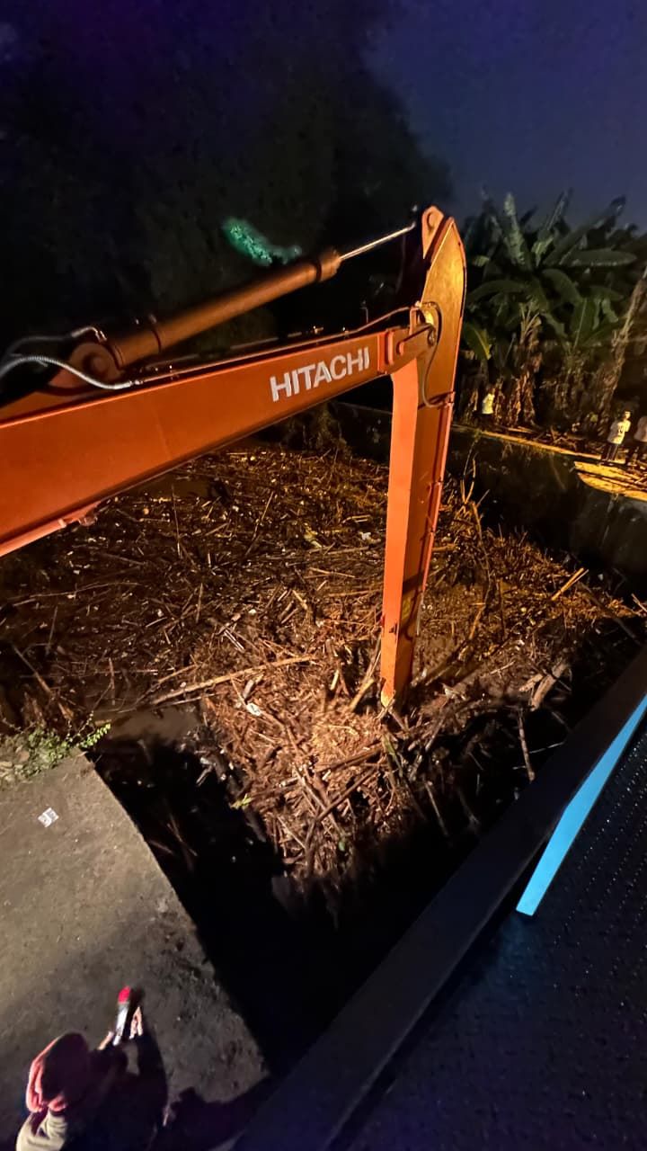 GERAK CEPAT: Dinas PUPR Kabupaten Mojokerto menerjunkan alat berat untuk melakukan pembersihan sampah yang menyumbat Dam Sungai Sadartengah, Kecamatan Mojoanyar, kemarin (23/10) dini hari.