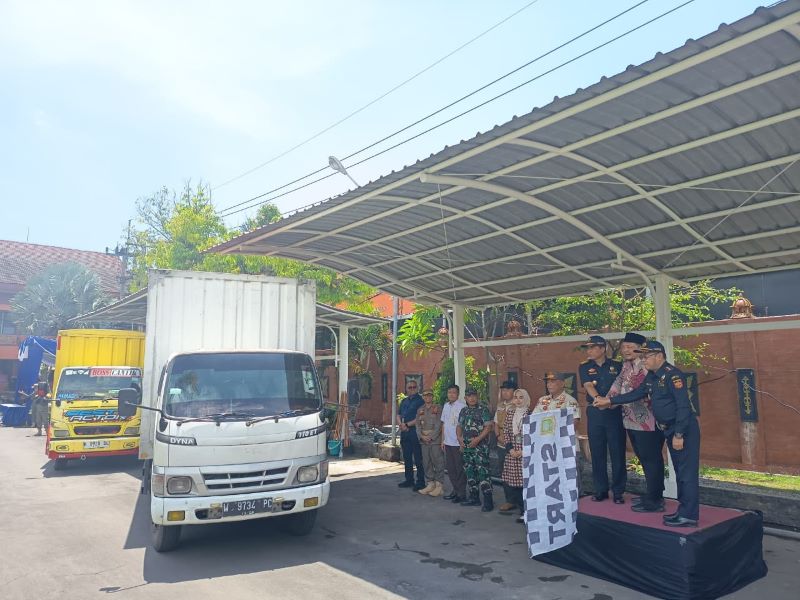DIMUSNAHKAN: Pemberangkatan dua truk berisi rokok ilegal yang dikirimkan ke PT PRIA untuk dilalukan pemusnahan menggunakan mesin insinerator dengan suhu tinggi.