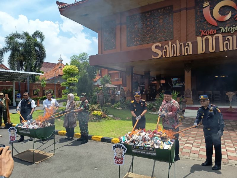 SINERGI: Kepala Kantor Wilayah DJBC Jawa Timur I Untung Basuki, Kepala Kantor Bea Cukai Sidoarjo, Rudy Hery Kurniawan, dan Wakil Wali Kota Mojokerto Rachman Sidharta Arisandi melakukan pemusnahan.
