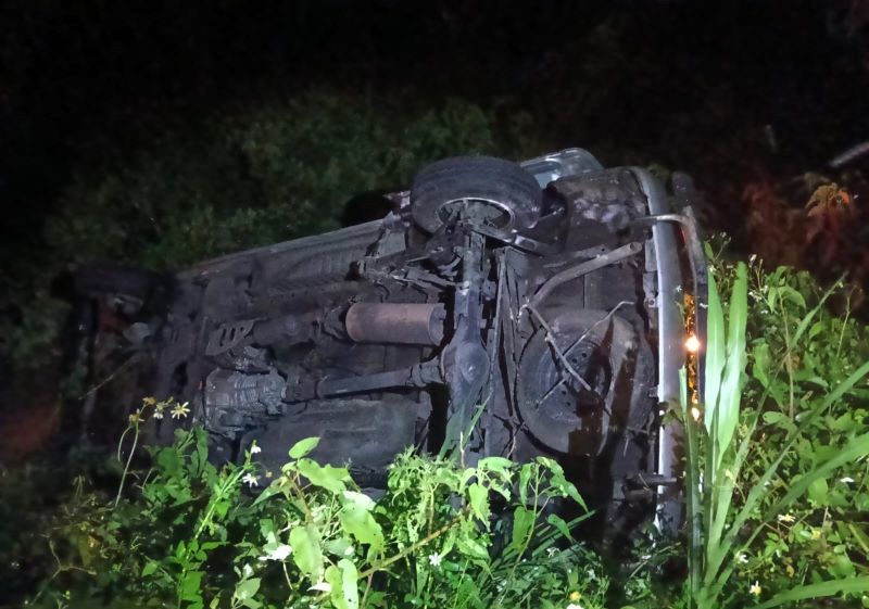 TERGULING: Mobil Daihatsu Grand Max terguling di sungai usai menghantam hand tracktor di Jalan Raya Desa Wringinrejo, Kecamatan Sooko, Rabu (23/10) malam.