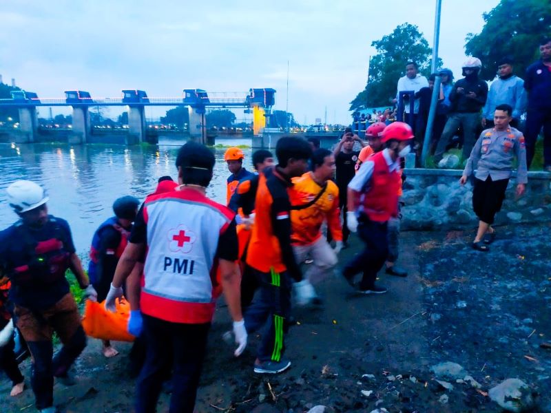 DIEVAKUASI: Petugas mengevakuasi mayat perempuan misterius yang ditemukan mengambang di sekitar Dam Rolak Songo, Desa Lengkong, Kecamatan Mojoanyar, Rabu (22/10) petang.