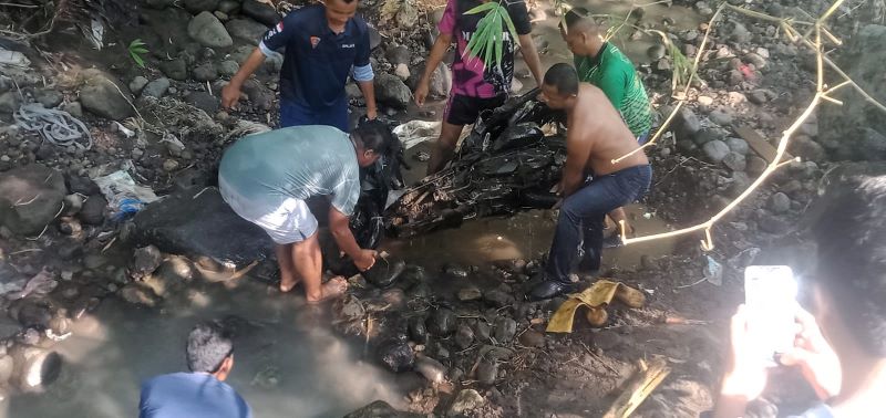 DIEVAKUASI: Motor santri yang terseret banjir di Jalan Raya Mojosari-Pacet, Desa Warugunung, Kecamatan Pacet, ditemukan dan dievakuasi, Kamis (23/10) pagi.