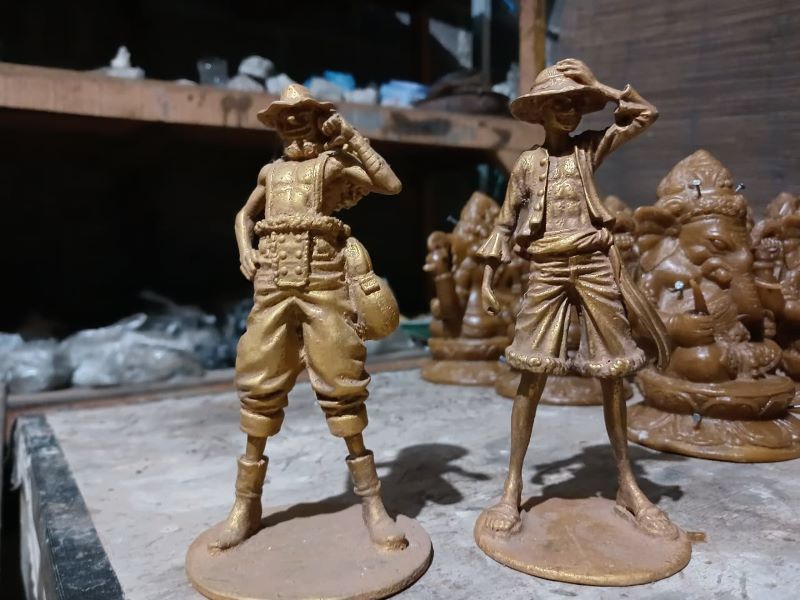 DETAIL: Patung tokoh anime One Piece berbahan kuningan yang diberi lapisan emas karya perajin di Desa Bejijong, Kecamatan Trowulan.