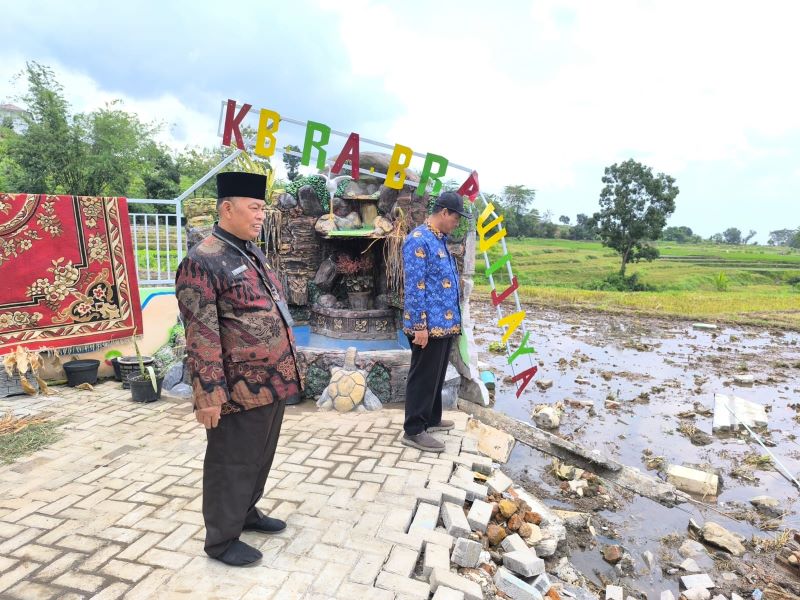BAHAYA: Kepala Kemenag Kabupaten Mojokerto Muttakin memantau lokasi ambruknya pagar pembatas RA Brawijaya Desa Candiwatu, Kecamatan Pacet, Kamis (23/10).