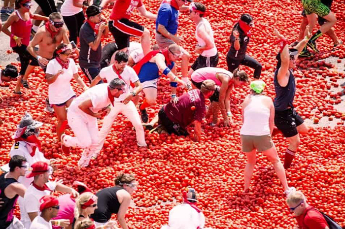 Setiap tahun, di sebuah kota kecil bernama Bu&ntilde;ol di wilayah Valencia, Spanyol. Sumber Foto: Pinterest
