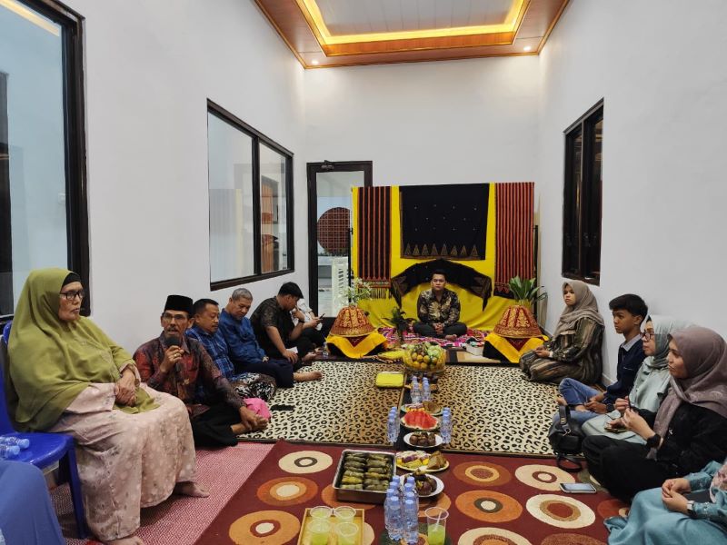 SARAT MAKNA: Pelaksanaan malam berguru yang diawali dengan berbagi petuah dari keluarga berlangsung pada Kamis (23/10) malam, sebelum akad nikah Bicer dan Angelina digelar.