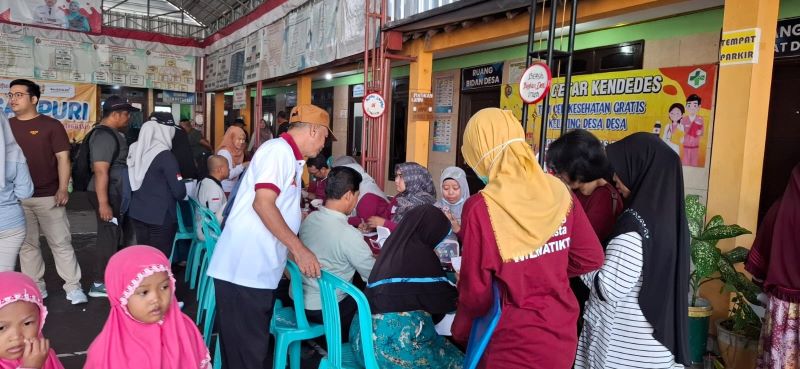 LEBIH TERJANGKAU: Masyarakat memadati Balai Desa Balongmojo di masing-masing stan kepengurusan layanan usai pelaksanaan senam semangat, kemarin (24/10).