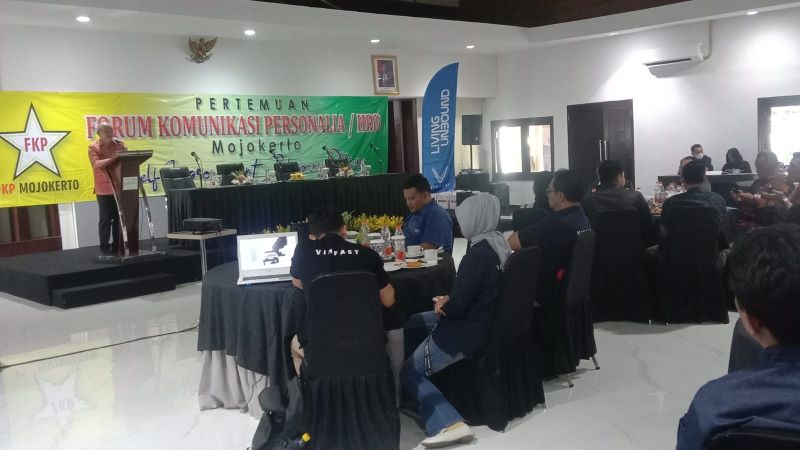 PENYESUAIAN UPAH: Kepala Dinas Tenaga Kerja Kabupaten Mojokerto, Yo&rsquo;ie Afrida Soesetyo Djati memberikan arahan atas kenaikan UMK di sisa tahun 2025 pada forum komunikasi personalia, di Trawas, kemarin