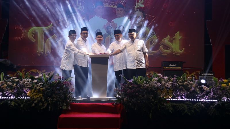 LAUNCHING: Dari kiri Asisten Kesra Setdakab Tatang Mahendra, Wabup Muhammad Rizal Octavian, Bupati Muhammad Albarraa, Sekdakab Teguh Gunarko, dan Kadisbuporapar Ardi Sepdianto saat membuka acara.