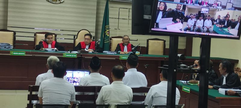 SIDANG DITUNDA: Suasana ruang Cakra Pengadilan Tipikor Surabaya usai sidang kembali ditunda oleh majelis hakim lantaran salah satu hakim mengalami sakit, Jumat (24/10).