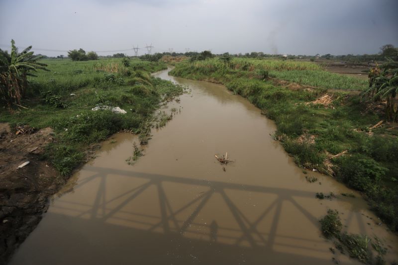 RAWAN MELUAP: Aliran Kali Lamong di sekitar Jembatan Talunbrak, Desa Talunblandong, Kecamatan, Dawarblandong, yang akan tanggulnya akan ditinggikan, kemarin (26/10).