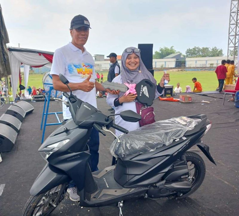 BAHAGIA: Anna Novida menerima kunci motor secara simbolis sebagai pemenang hadiah motor dari Direktur Jawa Pos Radar Mojokerto M. Nur Kholis, kemarin (26/10).