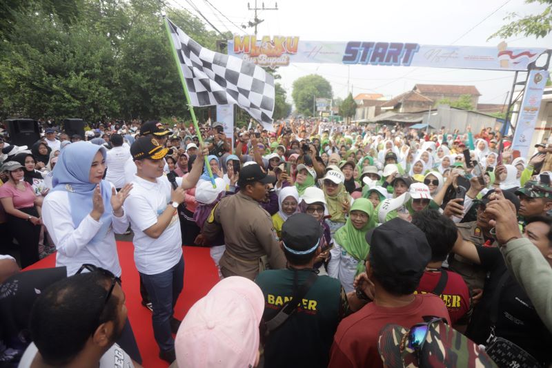 MLAKU BARENG: Bupati Mojokerto Muhammad Albarra memberangkatkan belasan ribu peserta Mlaku Bareng Gus Bupati dan Forkopimda Kabupaten Mojokerto di depan GOR Gajah Mada, Mojosari, Minggu (26/10).