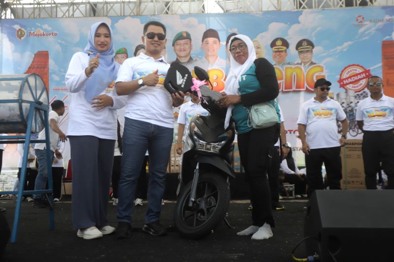 TAK MENYANGKA: Yanti menerima kunci motor secara simbolis sebagai pemenang hadiah motor dari Bupati Albarra, kemarin (26/10).