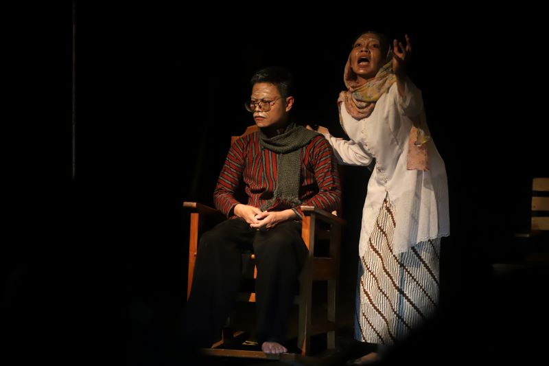 FRAGMEN LAKON: Sastro dan istrinya dalam fragmen pentas teater bertajuk Kereta Kencana yang dihelat di Laboraturium Seni Omah Brongkol, Desa Banjaragung, Kecamatan Puri, Kabupaten Mojokerto, Sabtu.