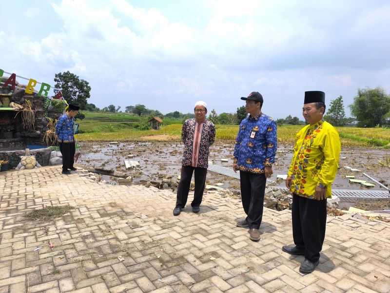 BAHAYA: Kepala Kemenag Kabupaten Mojokerto Muttakin memantau lokasi ambruknya pagar pembatas RA Brawijaya Desa Candiwatu, Kecamatan Pacet, Kamis (23/10).