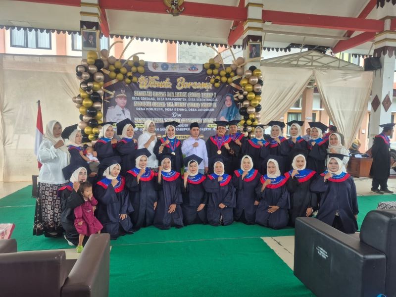 KIAN OPTIMAL: Masyarakat Desa Karangkuten, Kecamatan Gondang menggelar wisuda SOTH yang dihadiri Bupati Mojokerto Muhammad Albarraa, Sabtu (25/10).