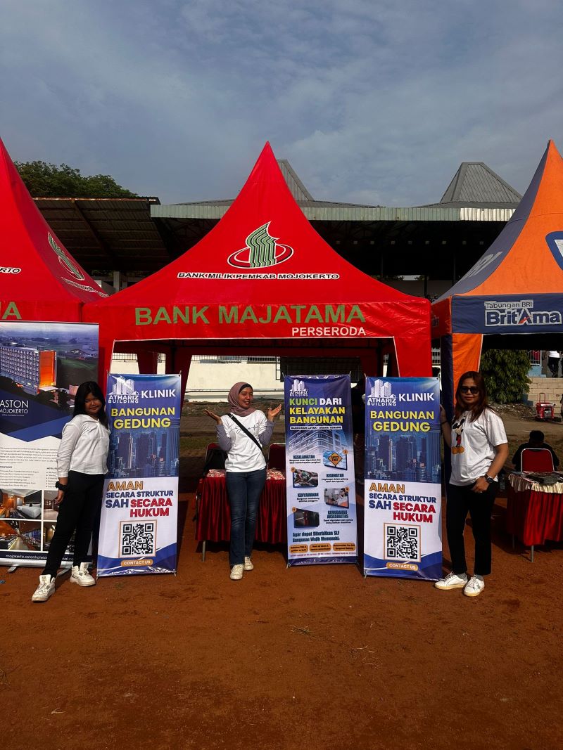 BERI LAYANAN: Booth Athariz Building Group di acara Bareng Gus Bupati dan Forkopimda Kabupaten Mojokerto yang berlangsung di Stadion Gajahmada Mojosari, Minggu (26/10). &nbsp;