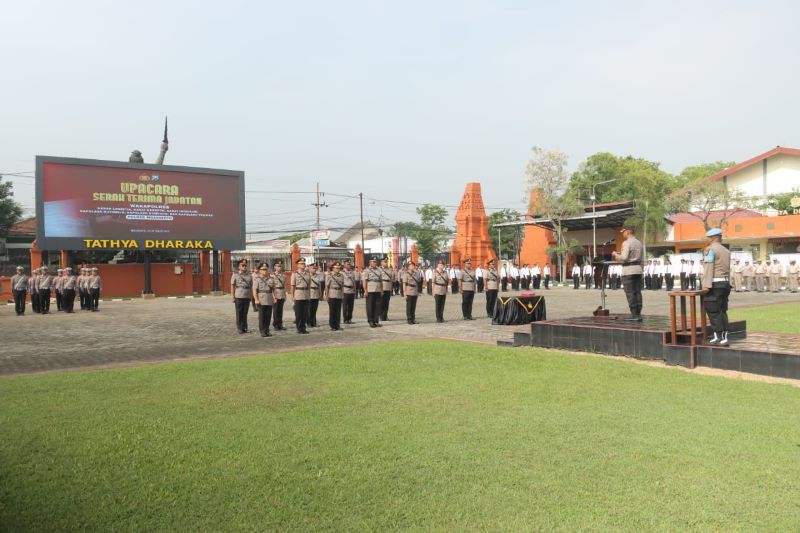 SERAH TERIMA: Kapolres Mojokerto AKBP Ihram Kustartomemimpin upacara sertijab jajaran perwira di mapolres, Sabtu (25/10).