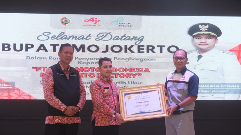 APRESIASI: Bupati Mojokerto Muhammad Albarraa didampingi Kepala Disperindag Kabupaten Mojokerto, Noerhono menyerahkan penghargaan kepada PT Ajinomoto Indonesia sebagai perusahaan Tertib Ukur.