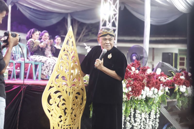 HIBURAN LAWAK: Pelawak Cak Kirun Cs memeriahkan perayaan Hari Ulang Tahun ke-44 Gereja Kristen Jawi Wetan (GKJW) Dawarblandong Mojokerto Minggu (26/10).