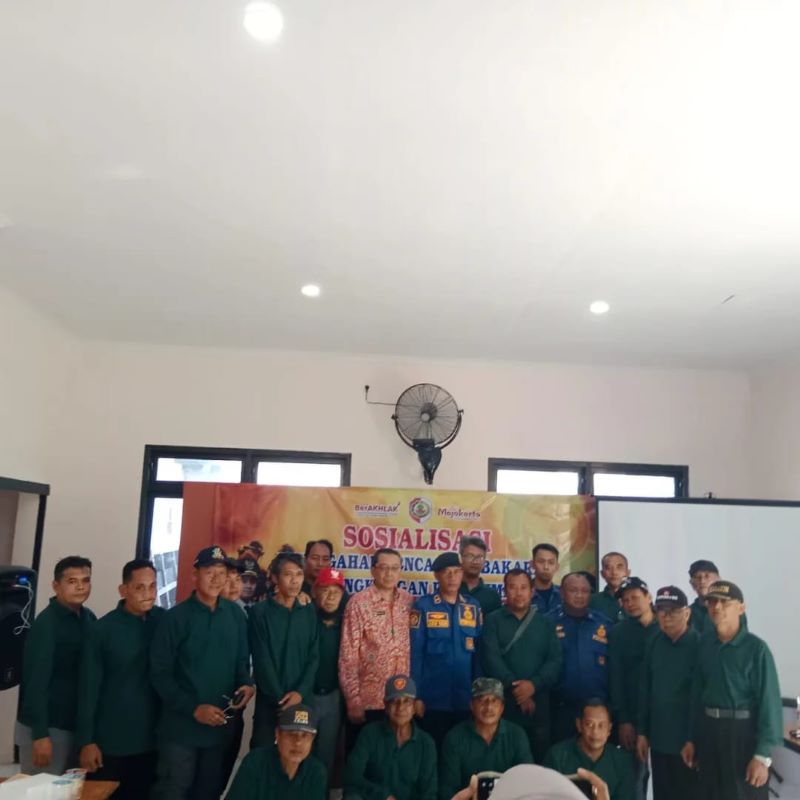 ANTISIPATIF: Lurah Sarirejo Purwo Edi Susanto bersama tim Damkar BPBD Kabupatan Mojokerto saat menggelar sosialisasi pencegahan kebakaran di Kantor Kelurahan Sarirejo, Kecamatan Mojosari.