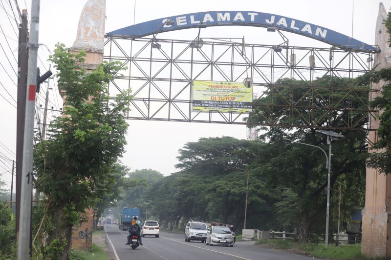 BAKAL DIEKSEKUSI: Banner pemberitahuan pembongkaran terpasang di rangka reklame bando di gapura selamat datang di Jalan Bypass Kota Mojokerto, kemarin (28/10).