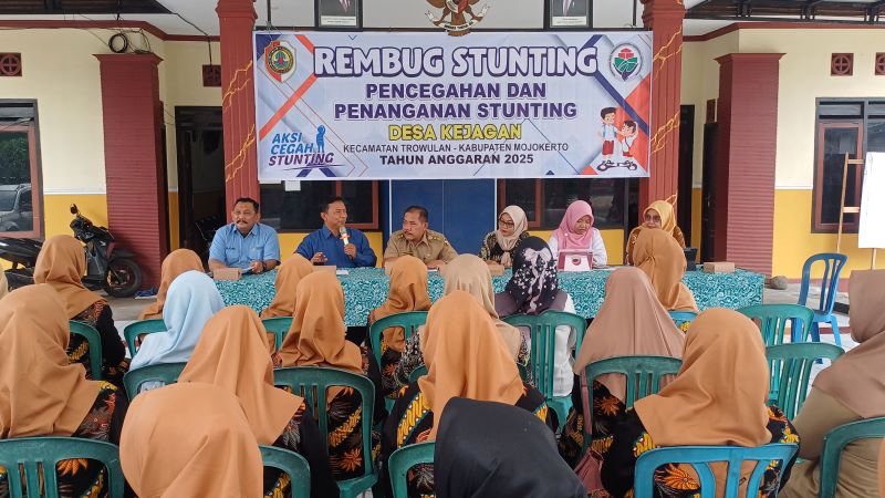 FOKUS: Camat Trowulan Mujiono S.Pd, S.Sos, MM, memberikan arahan terkait pencegahan stunting kepada peserta Rembug Stunting di Balai Desa Kejagan Kecamatan Trowulan.
