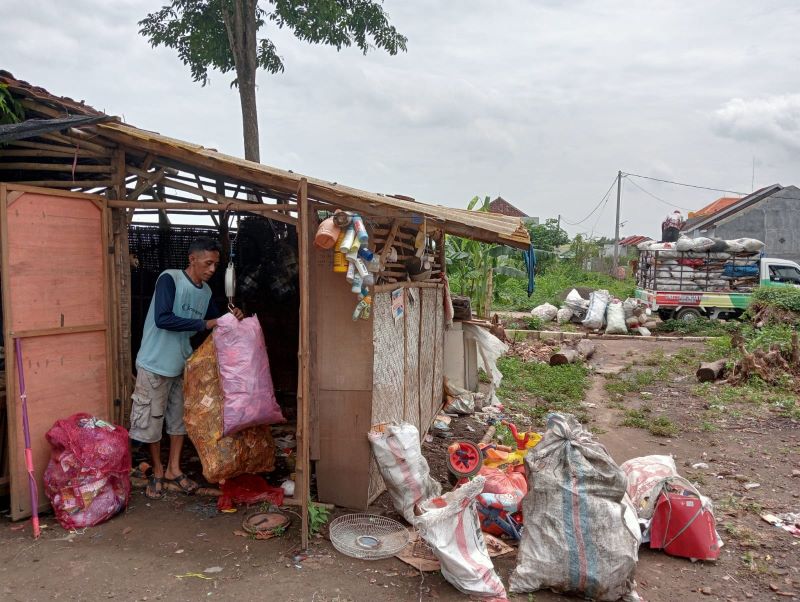 BERNILAI EKONOMI: Pengurus Bank Sampah Melati Mekar Barat Wojo menimbang dan memilah sampah plastik yang dikumpulkan dari rumah tangga di Dusun Kwarengan, Desa Menanggal, Kecamatan Mojosari.
