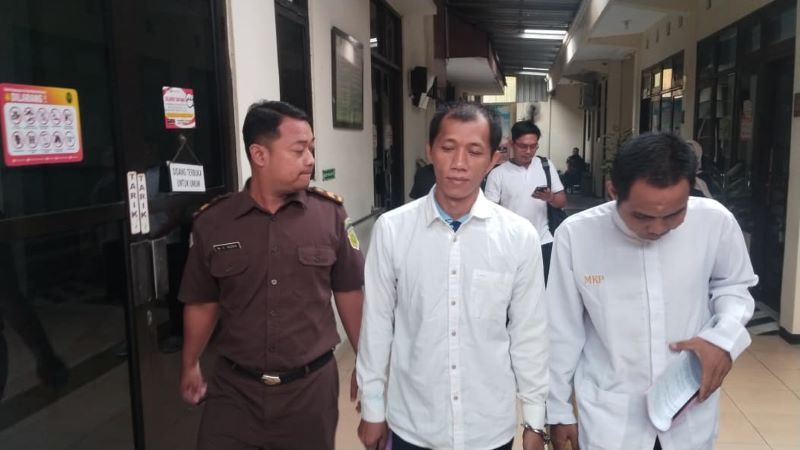 APES: Komplotan kurir rokok ilegal made in Madura, Hariyadi dan Mohammad Ro&rsquo;is usai menjalani sidang tuntutan di Pengadilan Negeri Mojokerto kemarin.