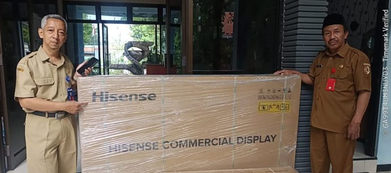 BERBASIS DIGITAL: Kepala SMPN 1 Mojosari Subai menerima bantuan smart TV IFP bantuan dari Presiden Prabowo Subianto, Senin (27/10).
