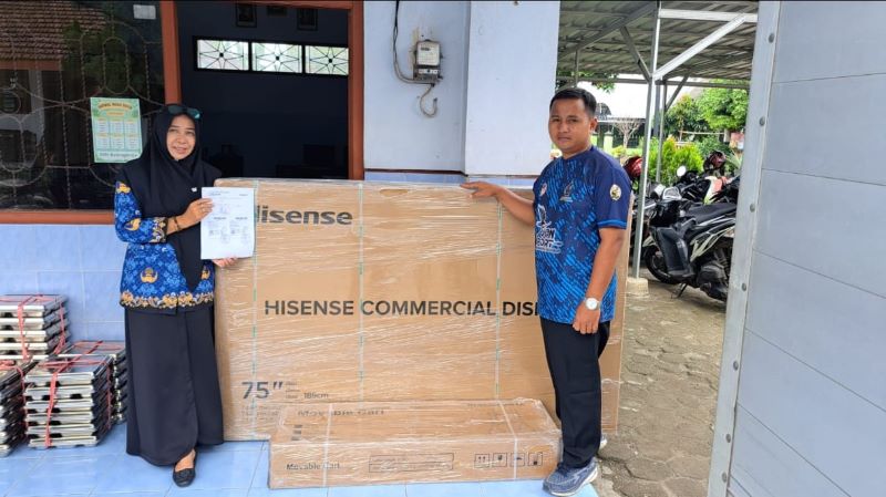 FASILITAS PENDIDIKAN: Kepala SDN Balongmojo Sulisti Muria menerima bantuan Smart TV IFP bantuan dari Presiden Prabowo Subianto, kemarin (28/10).