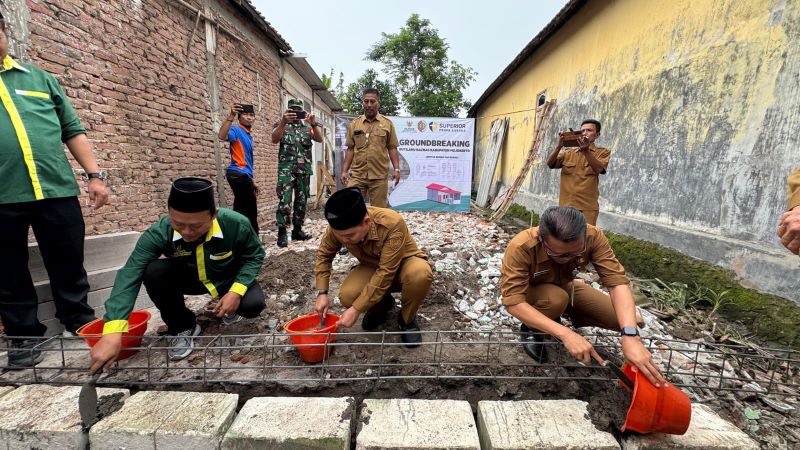SINERGISITAS: Bupati Muhammad Albarraa didampingi Kepala DPRKP2 Bambang Purwanto, dan kepala BAZNAS melaksanakan groundbreaking pembangunan rumah di Desa Mojopilang, Kecamatan Kemlagi, Senin (27/10).