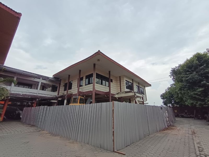 DIREALISASI: Eks gedung DPRD Kota Mojokerto yang mulai dilaksanakan pekerjaan untuk proyek pembangunan masjid, kemarin (28/10).