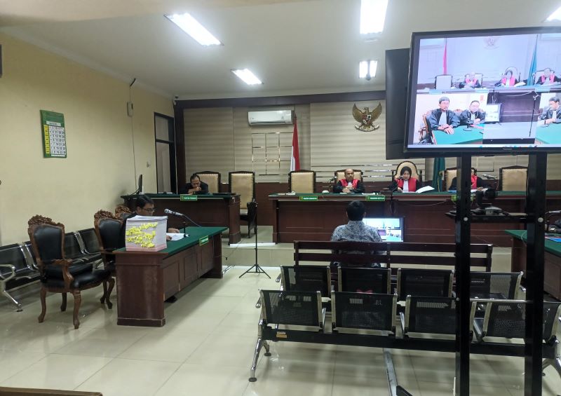 BERLANJUT: Yuki Firmanto menjalani persidangan di Pengadilan Tipikor Surabaya beberapa waktu lalu. Hari ini terdakwa dijadwalkan menghadapi sidang tuntutan.
