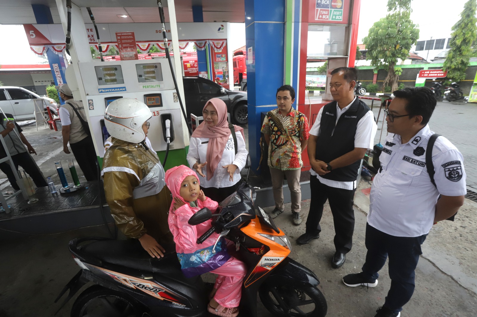 Interaksi: Kepala Disperindag Kabupaten Mojokerto, Noerhono bersama Kasi Datun Kejaksaan Kabupaten Mojokerto, Narendra Putra Swardhana dan kepolisian melakukan wawancara kepada masyarakat saat pengisi