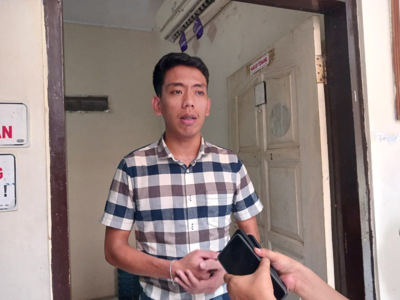 BEBER KRONOLOGI: Pendamping hukum YF, Iqbal Roy Askohar Putra, menjelaskan perkara kliennya di Pengadilan Negeri Mojokerto, kemarin (29/10).