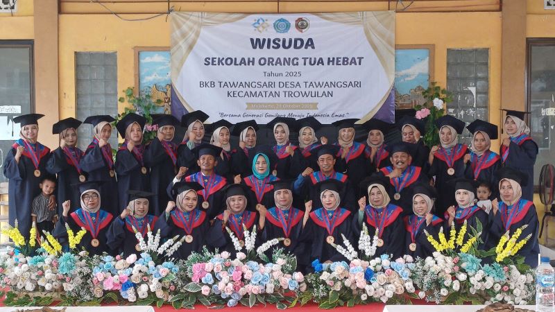 IBU HEBAT: Puluhan wisudawan bersama Camat Trowulan Mujiono; Djoni Kuswinarto, penyuluh PLKB Madya; Ahmad Yazid Mahzum, Kades Tawangsari, Ketua PKK Desa Tawangsari Mamik Purwantini di Balai Desa.