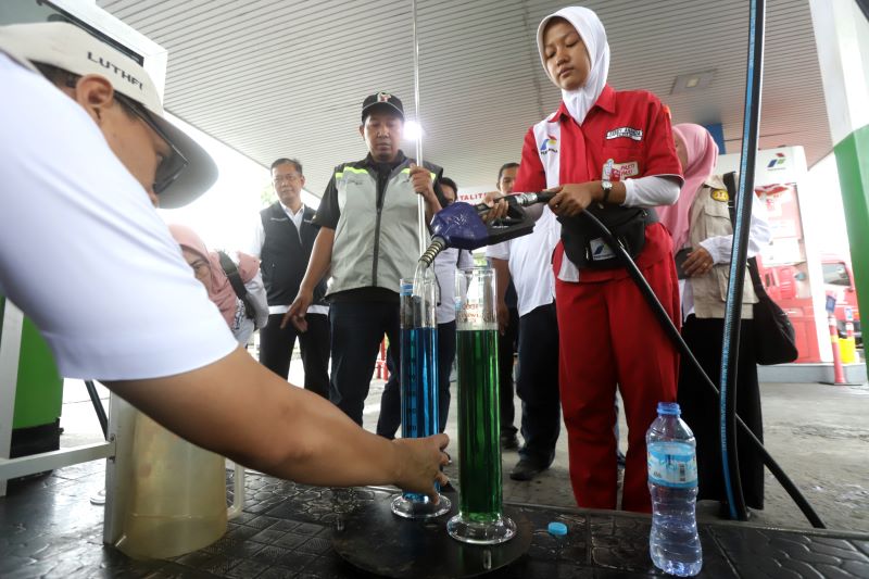 GERCEP: Kadisperindag Noerhono bersama Kasi Datun Kejari Kabupaten Mojokerto, Narendra Putra Swardhana dan kepolisian melakukan uji kadar BBM menggunakan pasta air di SPBU Sooko, Rabu (29/10).