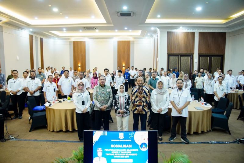 RAMAH INVESTOR: Wali Kota Mojokerto Ika Puspitasari saat menyampaikan sosialisasi terkait Perwali 1/2025 tentang RDTR di ballroom Lynn Hotel, Rabu (29/10).