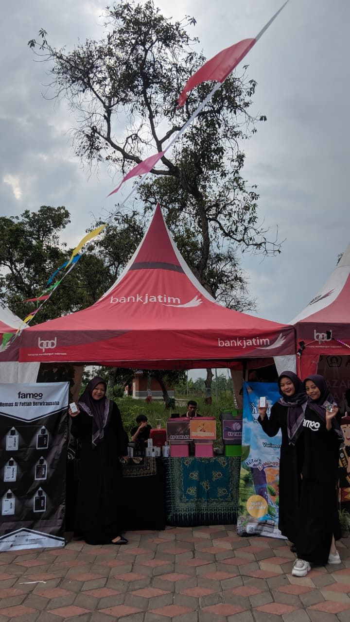 BERDAYA: Pengurus Remas Al-Fattah Kota Mojokerto berjualan parfum Famoo dalam Festival Pemuda Kota Mojokerto di Taman Bahari Mojopahit, Selasa (29/10).