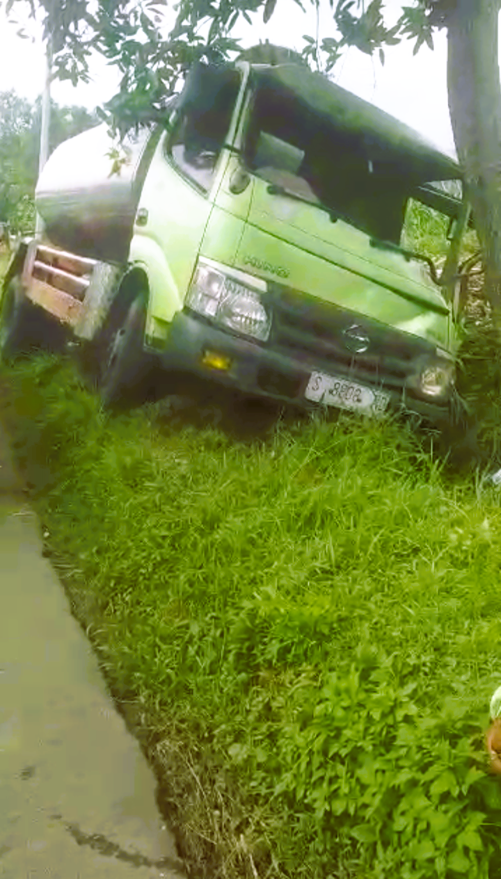 KECELAKAAN TUNGGAL: Truk tangki nopol S 8808 ND ringsek setelah menghantam pohon mangga di tepi Jalan Raya Desa Padi, Kecamatan Gondang, kemarin (29/10).