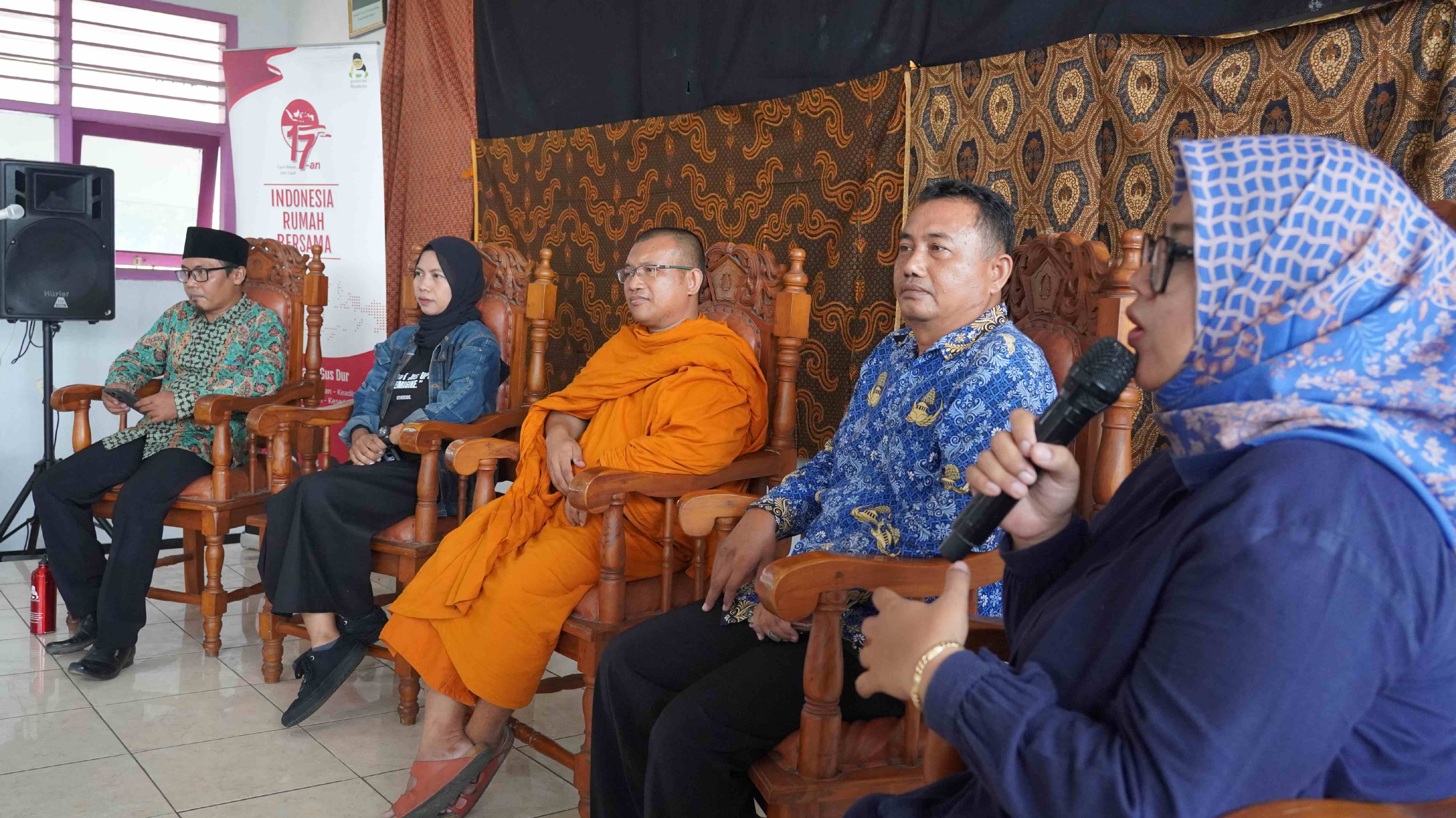 SHARING SESSION: Peserta diskusi dan narasumber bertukar pikiran dalam kegiatan yang diinisiasi Gusdurian Mojokerto bersama sejumlah aktivis dan komunitas peduli lingkungan, Selasa (28/10).&nbsp;