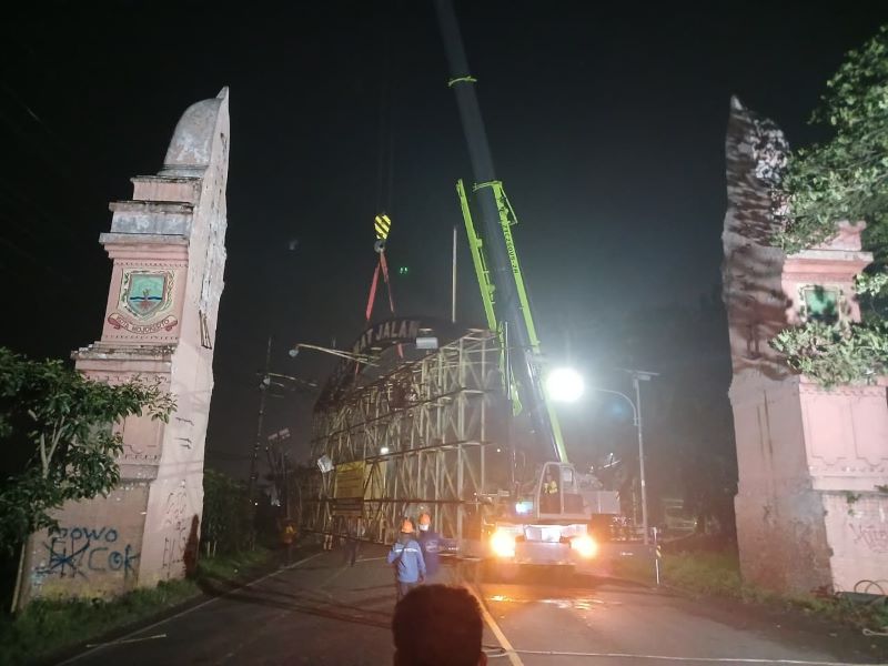 RAWAN AMBRUK: Proses pembongkaran reklame bando di Jalan Bypass Kota Mojokerto, kemarin (30/10).