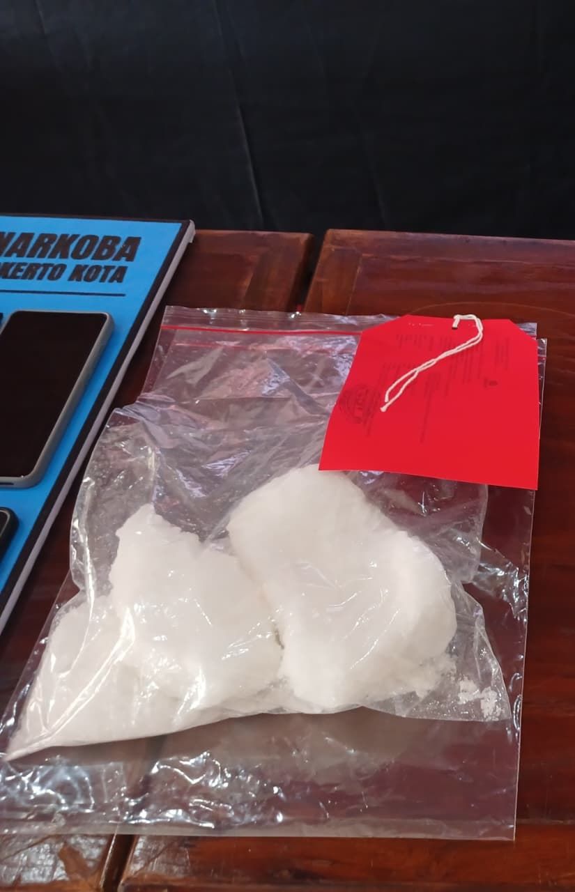 TANGKAPAN BESAR: Barang bukti sabu seberat 1 kg yang disita Polres Mojokerto Kota, kemarin (30/10).