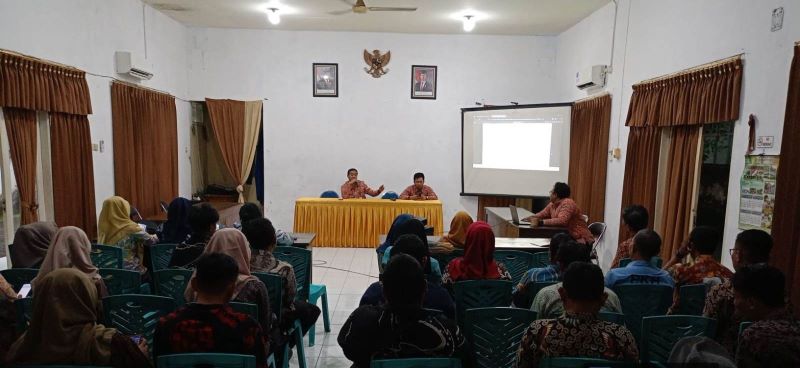 KOORDINASI: Kepala Dinas Sosial Kabupaten Mojokerto Try Raharjo Murdianto didampingi Kabid Penanganan Fakir Miskin Dinsos Iwan Bagus Pratama saat memberi arahan kepada pendamping sosial.