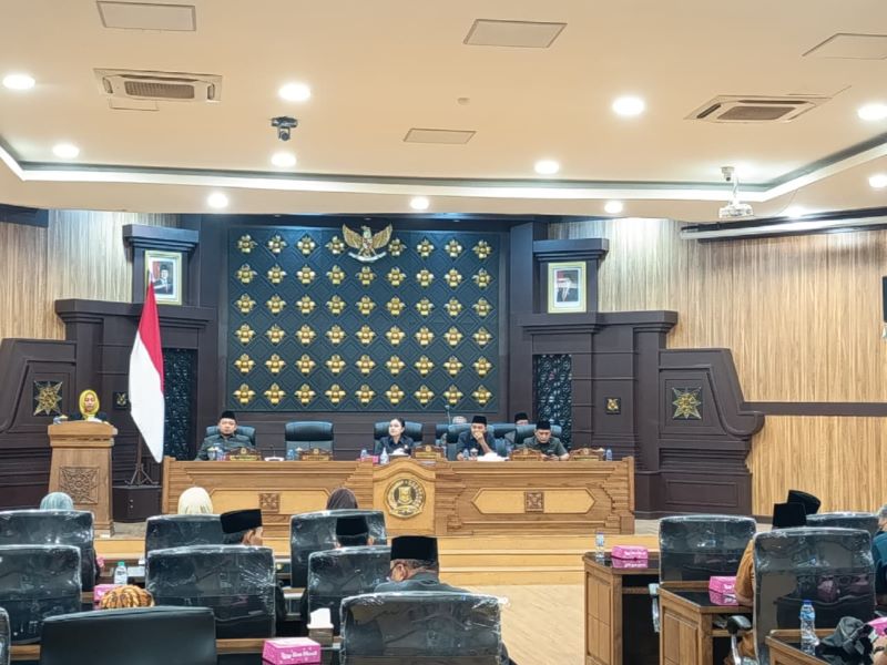 BERI PAPARAN: Wali Kota Mojokerto Ika Puspitasari saat menyampaikan penjelasan atas tiga raperda pada rapat paripurna DPRD Kota Mojokerto, kemarin (30/10).