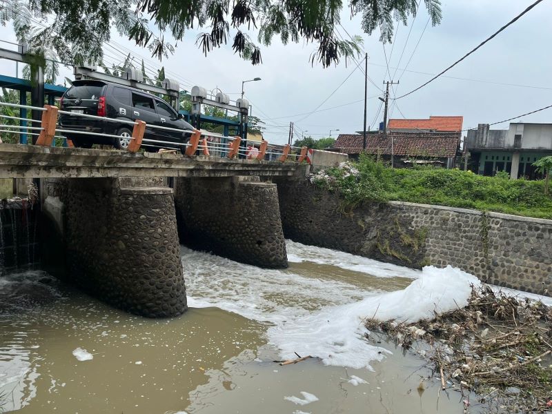MEMBUIH: Aliran Sungai Sumber Pasinan di Dusun/Desa Balongmasin, Kecamatan Pungging, tampak dipenuhi gumpalan busa putih, beberapa waktu lalu.